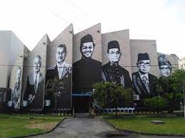 Tunku abdul rahman was born on february 8, 1903 in alor setar, kedah, british malaya. Mural Tujuh Pm Diabadikan Di Dewan Tunku Abdul Rahman