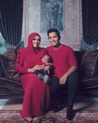 Siapa tak kenal dengan fashion designer terkenal malaysia, rizman ruzaini? Isteri Pereka Duo Terkenal Ruzaini Jamil Kongsi Pengalaman Lahirkan Bayi Pramatang Nona
