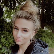 Julie Rollo's Instagram, Twitter & Facebook