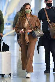 We did not find results for: Jessica Alba Dresses For Extra Comfort As She Takes Off Out Of Nyc With Husband Cash Warren Oltnews