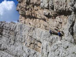 Der klettersteig wurde früher wegen der schlechten versicherungen gemieden, ist aber seit der umtrassierung wieder beliebt. Klettersteige Auf Die Civetta Und Moiazza Bergfuehrer Dolomiten