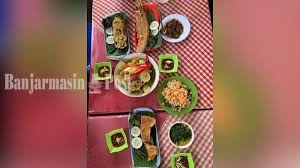 Bebek peking ala beijing menggunakan bebek khusus sehingga lebih berisi, selain itu bebek ini sebelumnya dipanggang diisi terlebih dahulu dengan sayuran kemudian dipanggang.bebek peking ini seringkali ditemui dalam beberapa acara formal sebagai hidangan. Lais Goreng Salah Satu Menu Favorit Di Depot Neng Yasmin Banjarmasin Banjarmasin Post