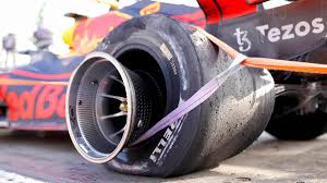 Verstappen hasn't dwelled on baku crash. Formel 1 In Baku Red Bull Pilot Max Verstappen Kritisiert Pirelli Nach Crash