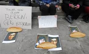 İşyerinin önündeki masanın üstüne poşetlediği ekmekleri dizen, önüne de berkin elvan'ın fotoğrafını koyan özgül, bu bayram atatürk'ün dünya çocuklarına armağan ettiği bir bayram. Berkin Elvan Icin Oturma Eylemi Baslattilar