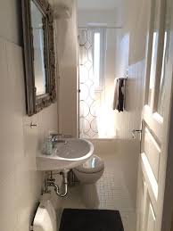 Kleines Helles Badezimmer In Hamburger Altbauwohnung Hamburg Badezimmer Altbau Badezimmer Klein Badezimmereinrichtung Helle Badezimmer