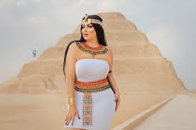 سلمى الشيمي الهرم المدرج منطقة سقارة الزى الفرعوني عارضة أزياء شرطة السياحة والآثار هرم سقارة. Emvsmc10kbfeom