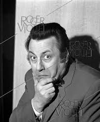 Raymond Devos (1922-2006), artiste de variétés belge. Vers