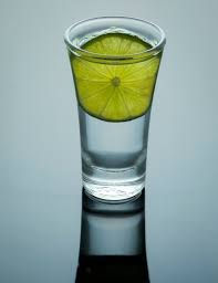 Tequila Shot With Salt And Lemon Cartazes Para A Parede Posters Bebida Transparente Bar Myloview Com Br