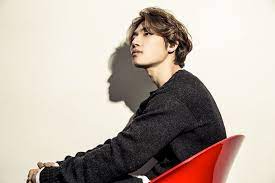 Recently, it was confirmed that bigbang daesung is the person behind anonymous youtuber d'splay, but daesung didn't waver and plans to stick with his concept no matter what. Daesung Reflects On How Bigbang Changed His Life And Talks About Saying Goodbye To T O P Before Enlistment Soompi