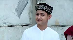 Umur 19 tahun) adalah aktor asal indonesia yang dikenal karena perannya sebagai ilham di anak masjid dan fatih di fatih di kampung jawara. Syakir Daulay Qori Ganteng Yang Soleh Idola Anak Muda Berita Dolok Sanggul