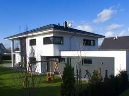 Einfamilienhaus In Rietberg Stadtvilla Bauhaus Stil Zeltdach Putzfassade Standstein Bauhausstil Haus Modernes Haus Aussen Haus Umbau