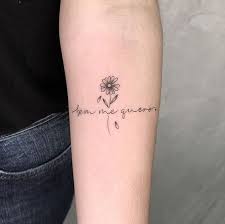 Tatuagens Femininas 2021 Pulso Costas Perna Delicadas As tatuagens femininas delicadas se popularizaram entre as amantes desse tipo de arte nos ultimos anos, ganhando destaque por sua elegancia e beleza. accessorize