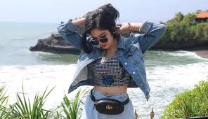 Make up selalu menempel di wajahku, lipstick yang cetar membuat wajahku. Foto Gaya Kasual Ochi Rosdiana Simpel Dan Keren Hot Liputan6 Com