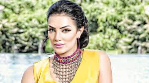 في سياق آخر قالت الفنانة حورية فرغلي، إنها بخير وبصحة جيدة ولكن نتيجة الحادث الذي تعرضت له مؤخرًا غير شكل أنفها، كشف الشاعر محمد جمعة، لالفجر الفني عن تفاصيل العملية الجراحية لأنف الفنانة حورية فرغلي، القادمة. Ø­ÙˆØ±ÙŠØ© ÙØ±ØºÙ„ÙŠ Ù‚Ø§Ø·Ø¹Øª Ø£Ø¯ÙˆØ§Ø± Ø§Ù„Ø¥ØºØ±Ø§Ø¡ Ù„Ù„Ø£Ø¨Ø¯ Ø­ÙŠØ§ØªÙ†Ø§ Ø¬Ù‡Ø§Øª Ø§Ù„Ø¥Ù…Ø§Ø±Ø§Øª Ø§Ù„ÙŠÙˆÙ…