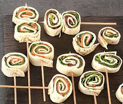 Gerollt Geschnitten Aufgespiesst Tortillateig Mit Frischkase Spinat Und Lachs Oder Vegetarisch Mit Ruebli Lachs Wrap Apero Happchen Lachs Und Frischkase