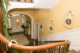 Decorating with empty picture frames can be a great way to add a little personality and interest to your decor without spending much money at all. Hot Trend 30 Creative Ways To Decorate With Empty Frames