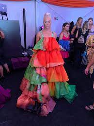 Vesta lugg pasa por la alfombra roja de la gala viña 2019. Vesta Lugg Llego Con Vestido Full Volantes Y Color A La Gala De Vina 2019