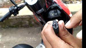 Divideo kali ini saya akan berbagi tutorial cara membuka jok motor tanpa menggunakan kunci jadi cara ini jangan sampai. Cara Membuka Kunci Magnet Honda Scoopy Yg Terkunci Youtube