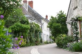 .les jardins suspendus et leurs remarquables escargots de pierre invitent à l'émerveillement. Village De Chedigny Jardin Remarquable La Loire A Velo