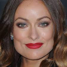 To avoid this little dilemma, start applying your dark red lipstick at the center of your lips—and take notice of how your perfect pout becomes more controlled. Smoky Eyes And Red Lips Tutorial A Celebrity Makeup Artist S Tips The Skincare Edit