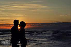 Anda bisa berkunjung ke sana di sore hari untuk menunggu matahari terbenam di ufuk senja. 7 Foto Prewedding Outdoor Sunset Di Jogja Pre Wedding Photoshoot Niken Pandu Fotografer Fotografi Di Pantai