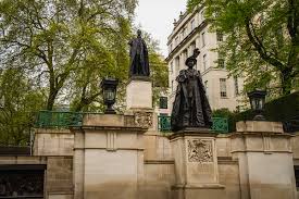 Statue of king george vi in his garter robes. Royal Tour Of London King George Vi And Queen Elizabeth Ii Statues London Experiencetransat Memories Of Transat Holidays Travelers
