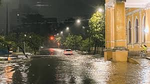 Chuva forte e ventos de até 70 km/h causam estragos em Paranaguá