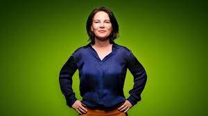 Annalena baerbocks absturz ist noch steiler. Annalena Baerbock Holds The Keys To Germany S Next Election The Green Kingmaker Der Spiegel