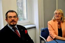 A convicted hit man goes to a parole and receives a lucrative offer from the same prosecutor that earlier sent him to prison. Specjalisci Krytykuja Funkcjonowanie Systemu Opieki Zdrowotnej W Polsce