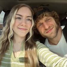 What swimming lakes near Middletown have kayak rentals or small beach  access?