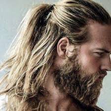 I capelli lunghi sugli uomini spesso risultano non banali e sexy, ovviamente quando sono ben curati. Tagli Capelli Uomo Tendenze 2017 2018 La Moda Autunno Inverno