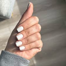 Acorde a la temporada o nada 🤍 <capping en color hueso> Da un aspecto  “clean” sin dejar de resaltar tus manos ✨ Te leemos abajo: que te parece  este color?