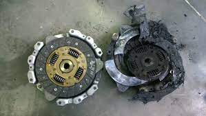 Nat penyambungan paip pada pam klac induk ditanggalkan. Mengapa Perlu Dan Bagaimana Mengepam Klac Dengan Betul Avtotachki