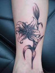 tatouage fleur de lys noire et blanche photos et modeles de tatouages cheville lys flower tattoo back tattoo tattoos