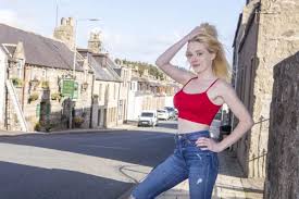 De la asistată social, la model OnlyFans! Laura era înjurată pe stradă, de  față cu copiii ei!