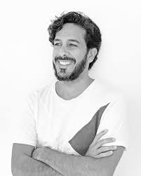 Él es un monstruo marino de un mundo que yace bajo la superficie del agua. Luca Benites Es El Artista Mas Joven En Exponer En Dan Galeria Sitioweb Obras De Arte