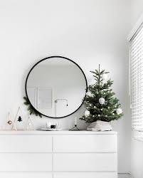 Traditional christmas decorations are typically green, red, and white, but other colors like gold have also become popular. 12 Tips For Decorating Your Small Apartment For Christmas