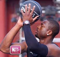 著名 福布斯 杂志公布了最新一期nba 球员收入排行榜 詹姆斯以7100万美元的总收入高居榜首 杜兰特力压科比排名第二 大胡子 哈登位列第五名 尽管球衣销量不及勇士队当家球星斯蒂芬 库里 但 nba总收入榜的王座仍属于詹姆斯 根据计算 詹姆斯在骑士队的薪水是2300万