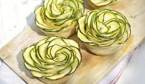 Linguine with tomato sauce, shrimp, clams, squid, scallops and mussels. Ricetta Rose Di Pasta Sfoglia Con Gorgonzola E Zucchine