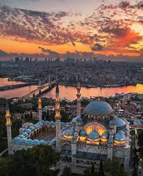 Istambul tem desempenhado um papel importante ao longo da historia, esta havia sido a capital da cristandade, sucessora das antigas grécia e roma. Istambul Turquia Choque De Culturas Entre Uma Cidade Antiga E Moderna Foto Divulgacao Viagens Lugares Para Visitar Fotografia De Viagem