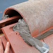 Installer Un Faitage Scelle Sur Un Toit De Tuiles Tuiles Toit Toiture Tuile