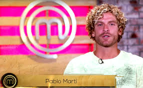 Juntos tienen un pequeño hijo y ambos comparten fotografías de su vida tranquila a un lado del mar. Masterchef Tiene Un Nuevo Concursante Que Tiene A Todos Perdidamente Enamorados