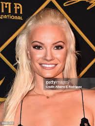 2.046 Model Caitlin Fotos und hochauflösende Bilder