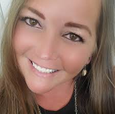 What are some recommendations for glitter cakes with crowns?