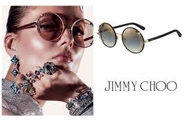 Las gafas de sol para mujer Jimmy Choo "GEMA" están llenas de encanto y  elegancia con detalles en la parte delantera de la pieza. Los brillantes  cristales de Swarovski resaltan el marco