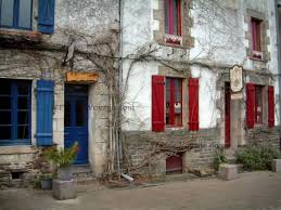 Rochefort France Rochefort En Terre Deux Maisons Aux Volets Bleus Et Aux Volets Volets Rouges Voyage En France Volets Bleus