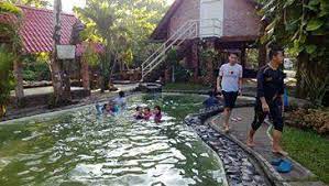 Umur 23 tahun) adalah seorang penyanyi bergenre seriosa yang sebelumnya berkecimpung di genre pop. Putri Ayu Chalet Home Facebook