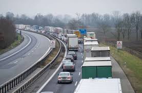 Diese regeln gelten für alle personen, die in die schweiz einreisen dürfen. Auch Wegen Corona Kontrollen 17 Kilometer Stau Auf Der A3 In Richtung Osterreich Panorama Stuttgarter Nachrichten