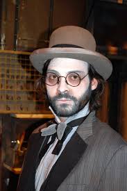 Robert Openshaw, el forense de Whitechapel, interpretat per Víctor Genestar 