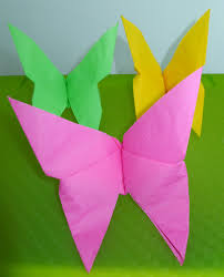 Voici la technique de pliage de serviette en papier en forme papillon de charme et fête. Pliage De Serviette De Table En Forme De Papillon Realiser Un Papillon Avec Une Serviette En Papier L Art Du Pliage De Serviettes De Table Decoration De Table Recettes De Cuisine Et